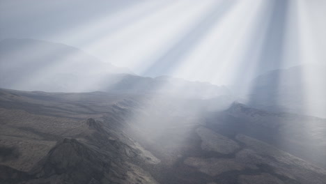 sun rays against the backdrop of the mountains