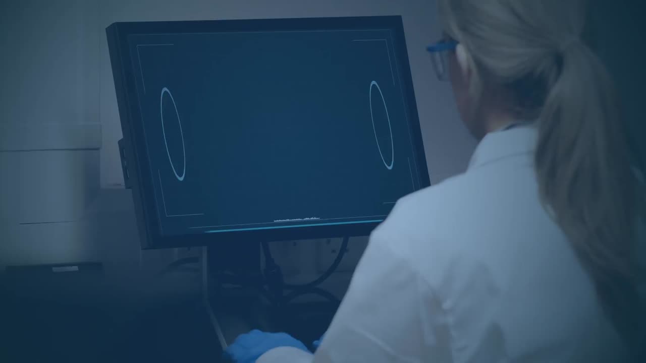 animación de moléculas que caen sobre una científica caucásica