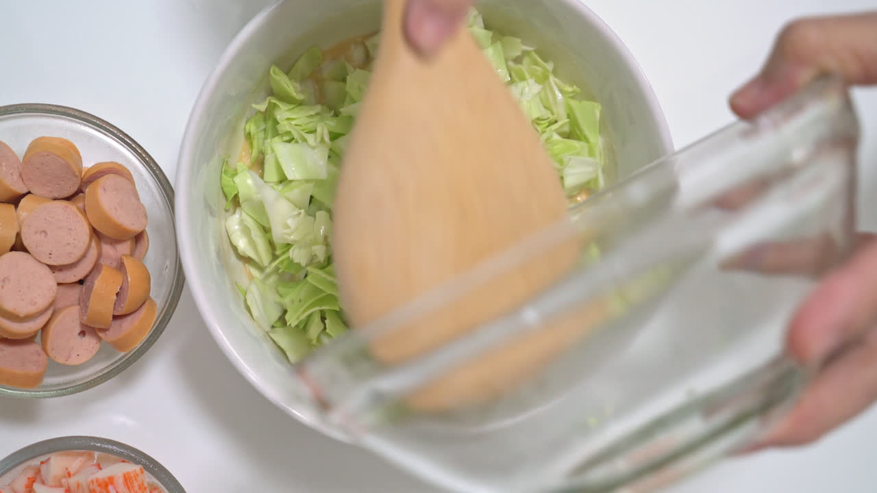 오코노미야키 또는 일본 피자를 만들기 위한 재료 혼합