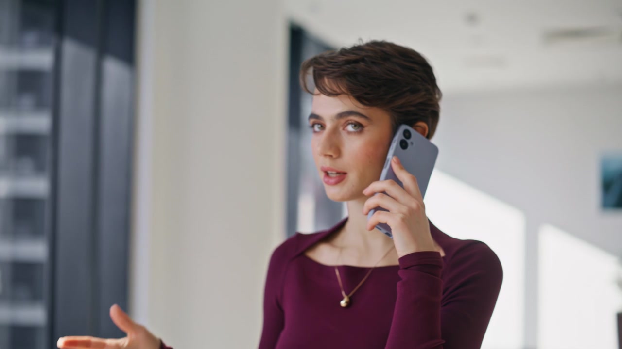 Donna d'affari che parla al telefono in ufficio. Primo piano di una professionista che fa una chiamata.