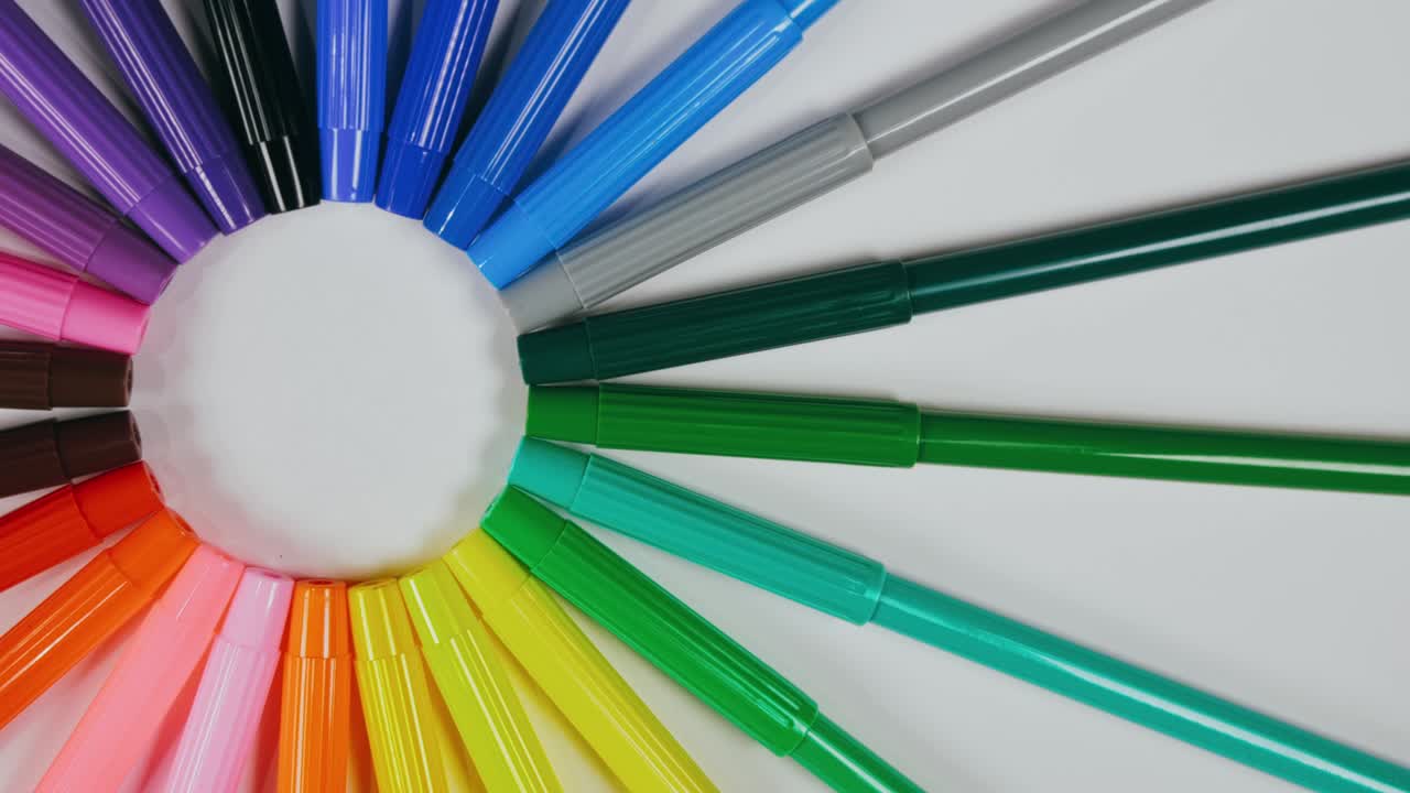 턴 테이블에 펜을 느다. 마커 스핀 회전. 회전, 패턴을 만들고, 디자인 모양 원을 만니다. 상단 뷰, 평평한 레이.