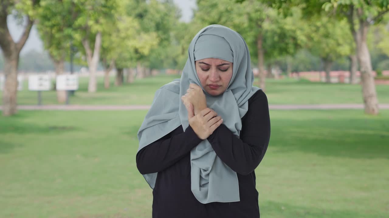 Wanita Muslim yang sakit menderita radang sendi di taman
