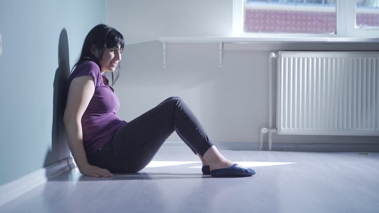 겁쟁이 표정으로 카메라를 바라보는 여자.