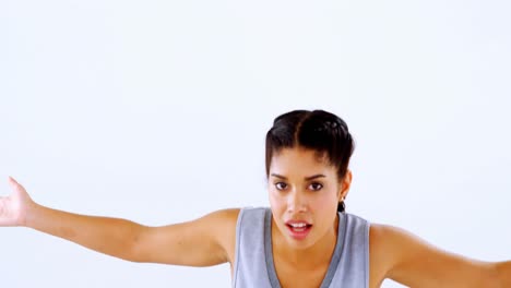 mujer gestando contra un fondo blanco 4k
