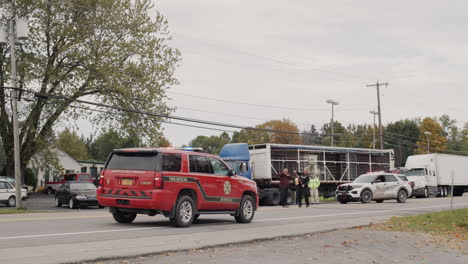 Clarence,-NY,-USA,-October-2021:-The-wind-cut-the-power-cable,-it-fell-on-the-road.-Sheriff-and-assistants-regulate-traffic,-cars-go-around-the-cliff