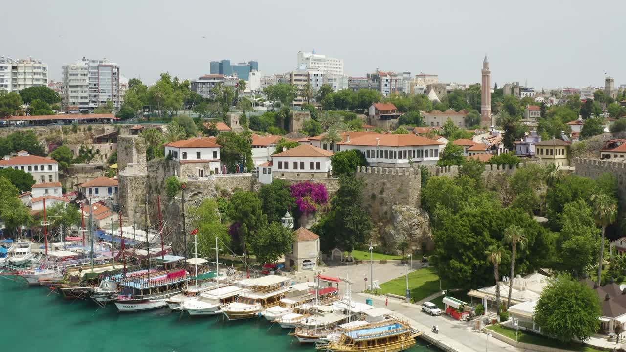 marina de antalya con el castillo de antalia
