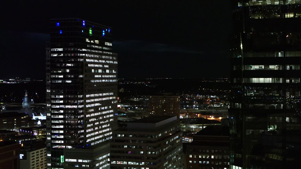 aéreo, target plaza sur en minneapolis, minessota en la noche