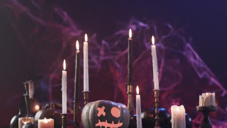 Vídeo-De-Calabaza-Tallada-De-Halloween,-Velas-Y-Humo-Con-Espacio-Para-Copiar-Sobre-Fondo-Morado