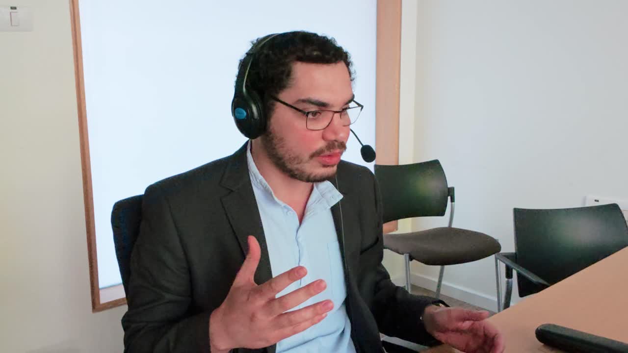 Responsabile HR che conduce un colloquio online
