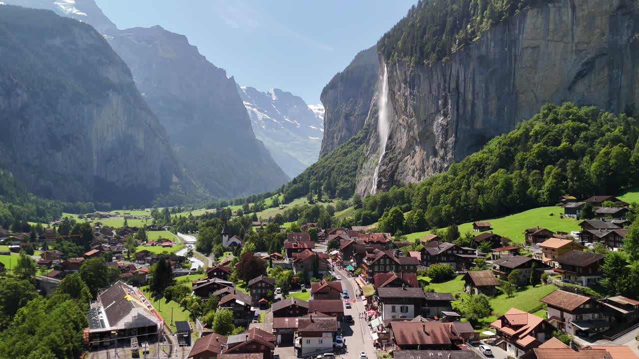lauterbrunnen, 스위스 알프스 산맥, 폭포 근처의 휴양 마을