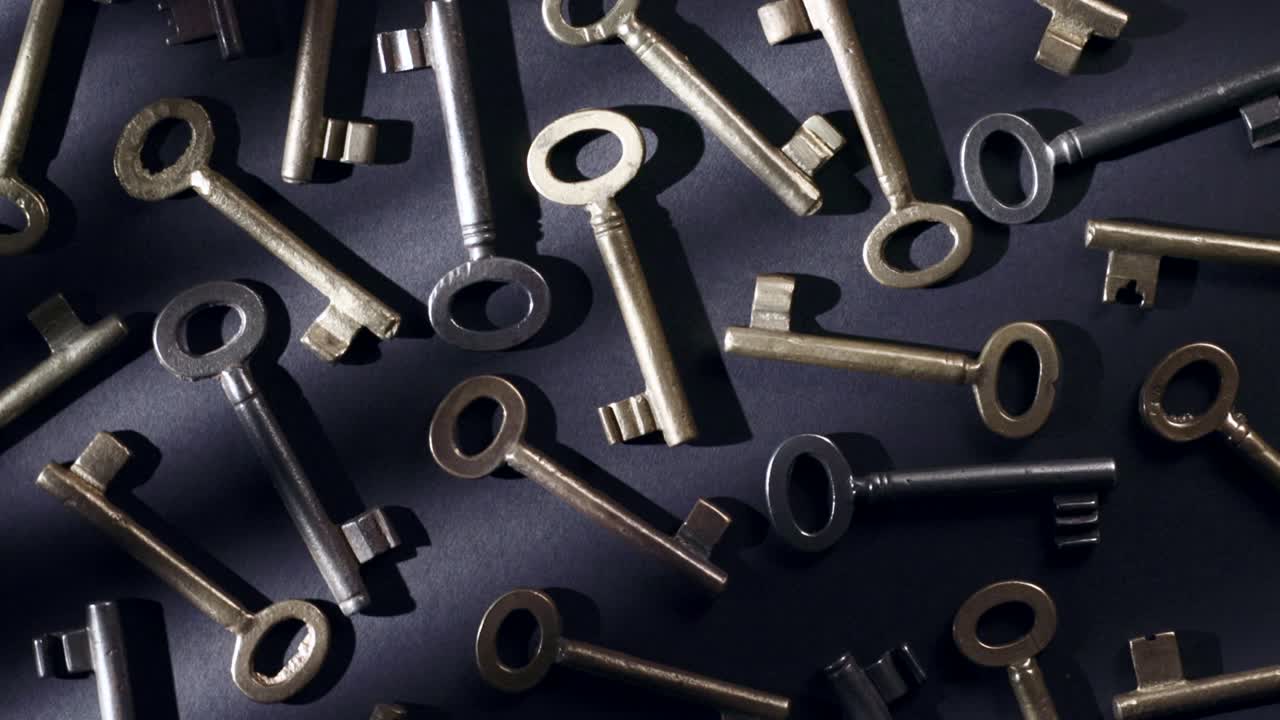 старые клавиши вращаются на черном фоне