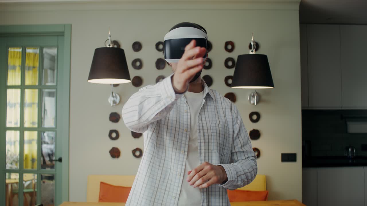 hombre con auriculares vr en casa