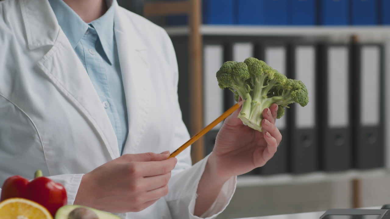 médico con brócoli, nutricionista, dieta saludable