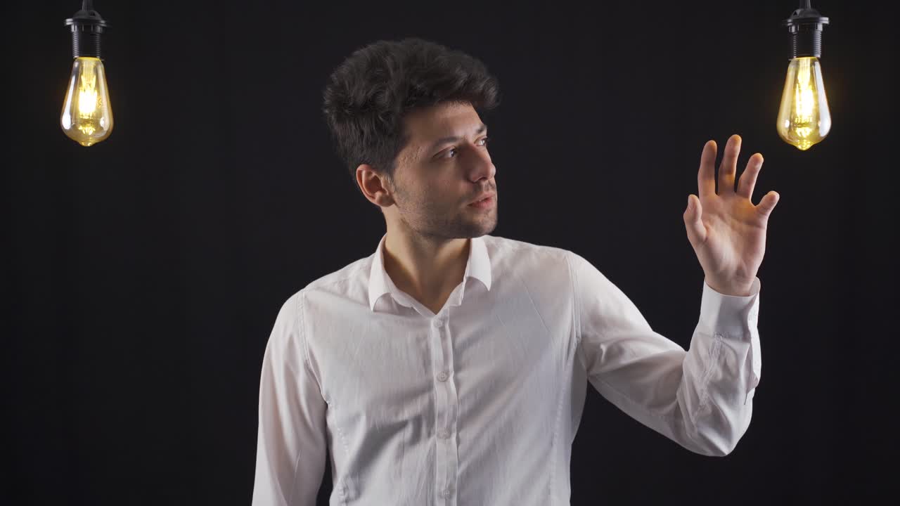 el hombre inteligente que se ha quedado sin ideas es indefenso y triste.