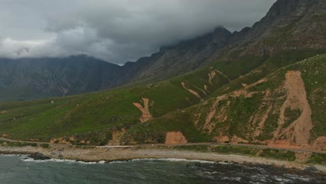 Pintoresca-Carretera-Costera-Durante-Un-Día-Nublado-Cerca-De-Ciudad-Del-Cabo