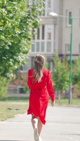 woman posing outdoor in the city. beautiful woman enjoying the walk in the city. vertical video