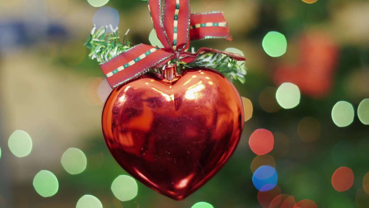 el corazón del juguete de navidad tiembla en el fondo bokeh