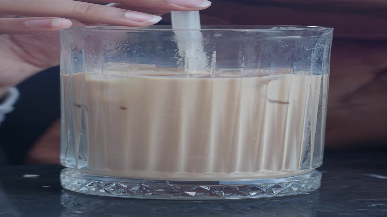 Godersi un caffè freddo rinfrescante