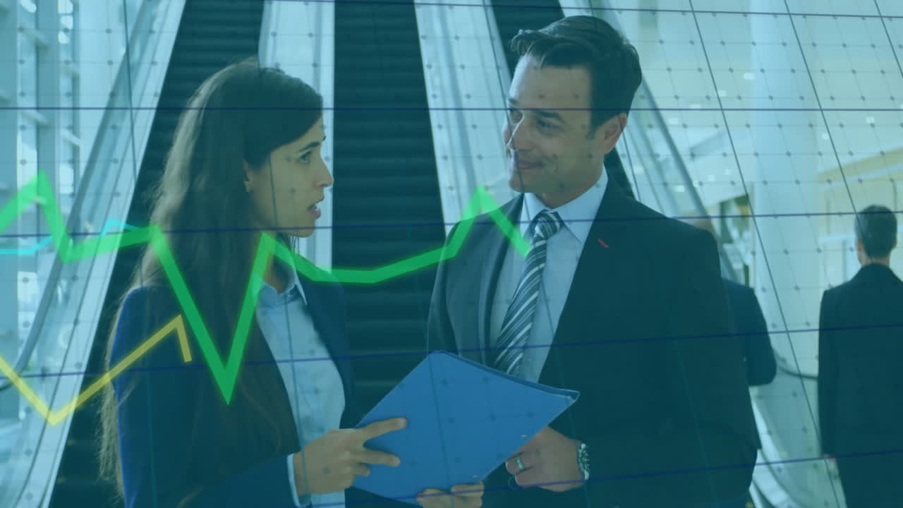 animación del procesamiento de datos financieros sobre diversas personas de negocios en la oficina