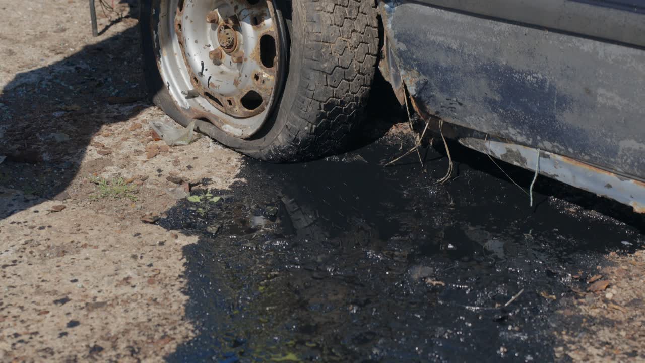 고장난 사고 차량에서 엔진 오일 누유
