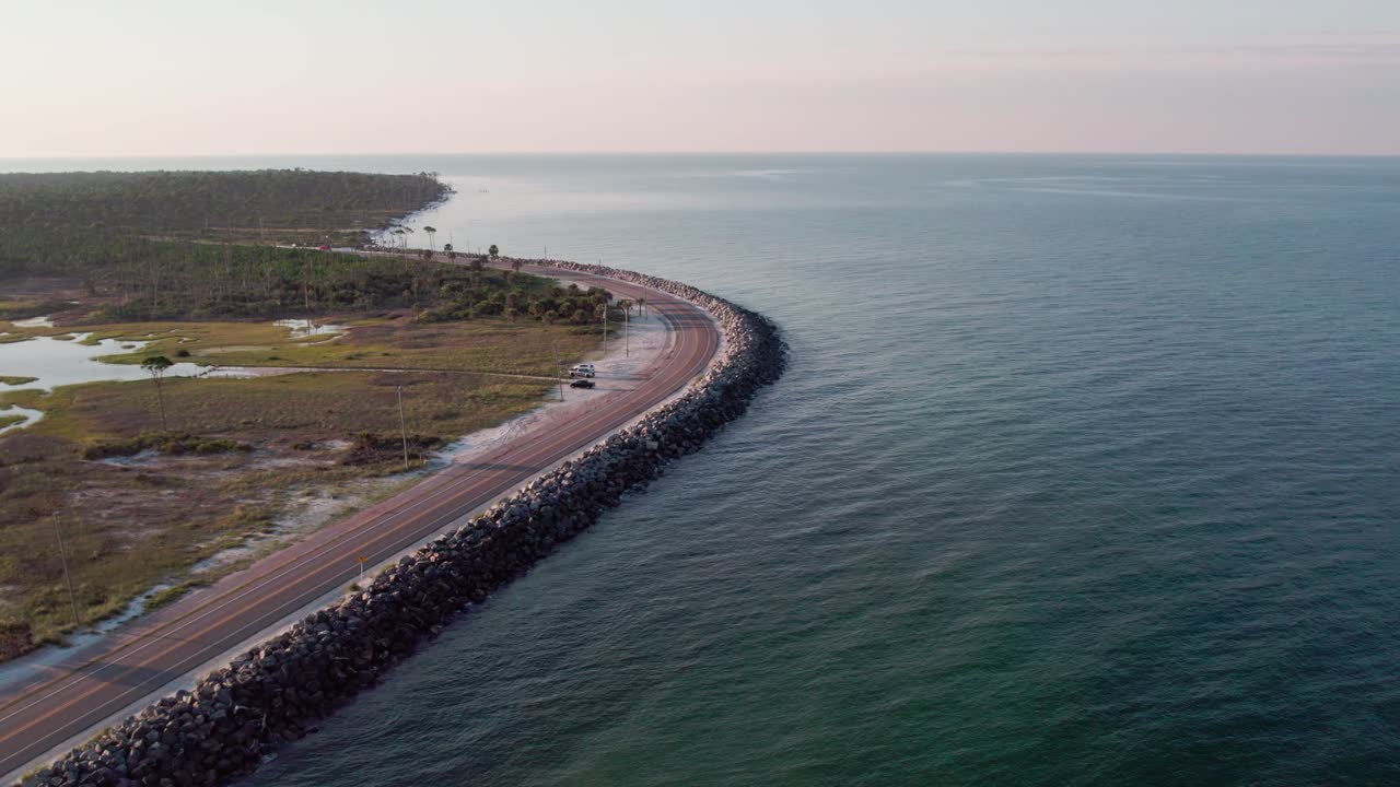 vuelo aéreo a lo largo de una pared de contención de roca en la costa del golfo de florida