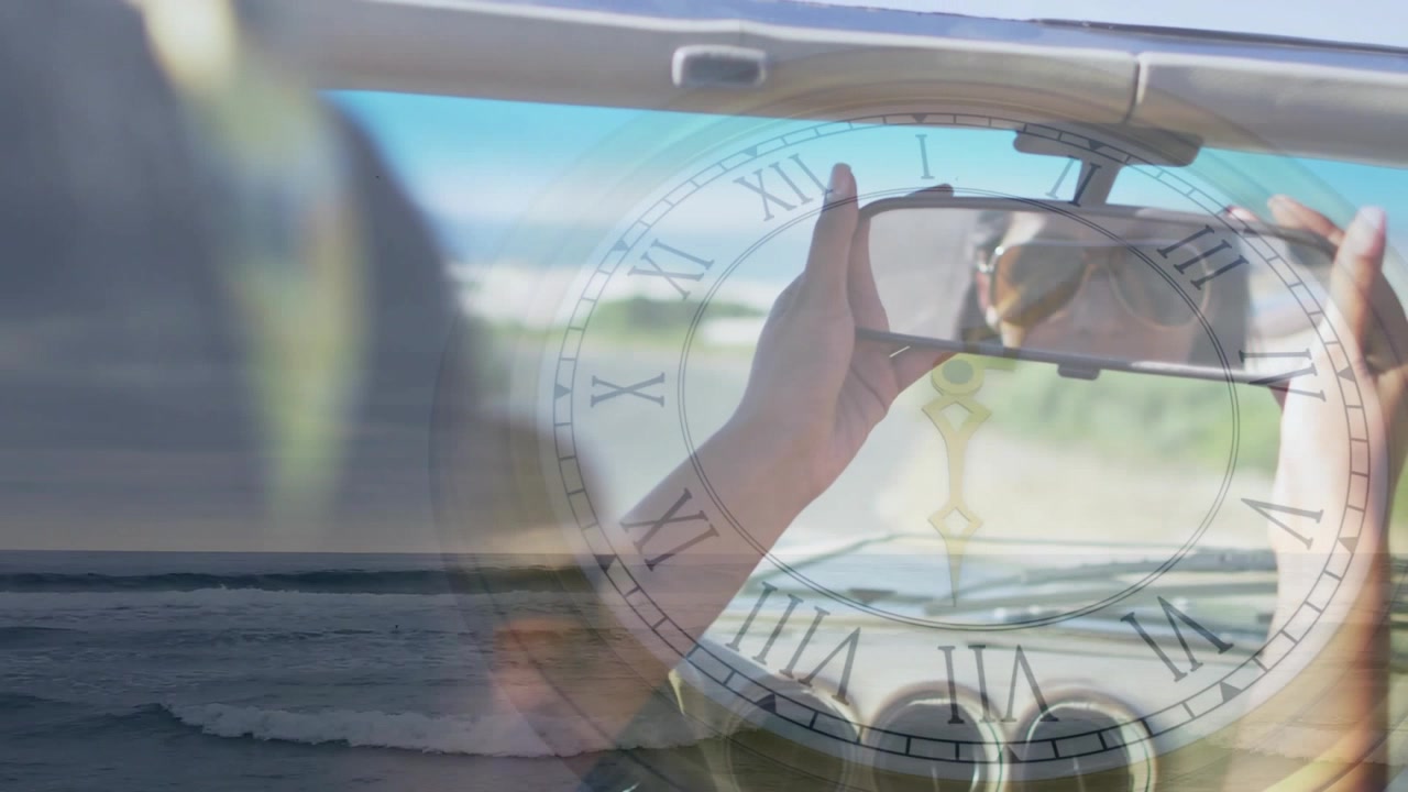 Mulher alcançando o espelho retrovisor na costa, levantando as palas para bloquear o brilho do sol, com um relógio sobreposto marcando a viagem.