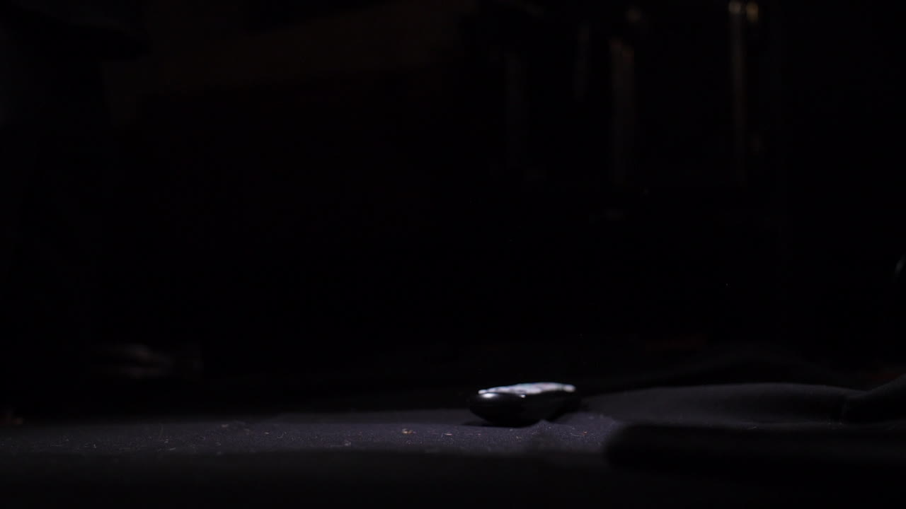 블랙 스튜디오 내부에서 느린 동작으로 땅에 떨어지는 두 개의 리모컨