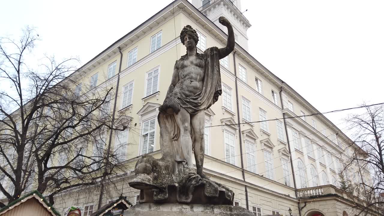 La fontana con la figura di Anfitrite. Statua di Anfitrite nella piazza del mercato Rynok di Leopoli. Le sculture rappresentano una delle quattro figure mitologiche greche. Ucraina