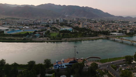 luftaufnahme der seilbahn von khujand und des malerischen flusses bei sonnenuntergang in tadschikistan - drohnenaufnahme