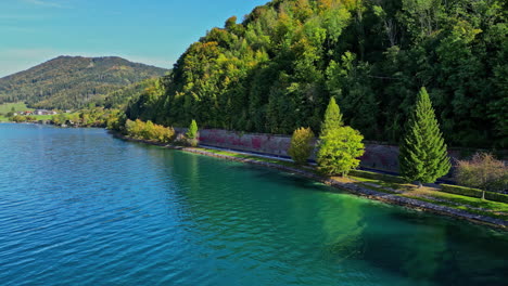 Die-Malerische-Luftaufnahme-Der-Attersee-Seenlandschaft-In-Den-österreichischen-Alpen-Bei-Schönem-Und-Sonnigem-Tageslicht