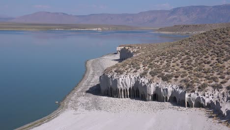las columnas del lago crowley y las formaciones de toba en las sierras orientales de california