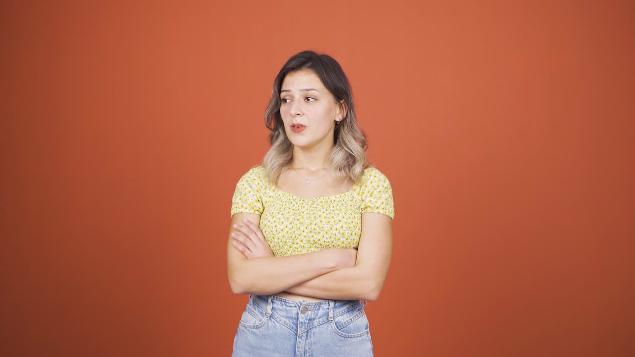 지루함 때문에 안타까워하고 숨을 쉬는 젊은 여성.