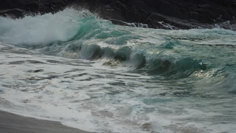 Olas-Rompiendo-En-La-Orilla-Rocosa.-Cámara-Lenta,-Primer-Plano