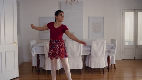 Fröhliches-Ballerina-Mädchen-Im-Teenageralter,-Das-Zu-Hause-4k-Tanzt-Und-Balletttanzbewegungen-übt