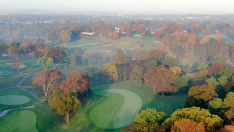 Amplio-Tiro-De-Establecimiento,-Campo-De-Golf-Del-Club-De-Campo-De-Lancaster,-Río-Conestoga-Durante-El-Amanecer-De-Otoño