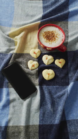 video vertical de primer plano de galletas y café