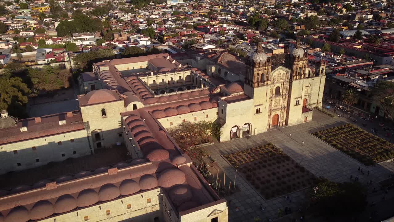 tiro de dron descendente de la catedral metropolitana de oaxaca de nuestra señora de la asunción al atardecer