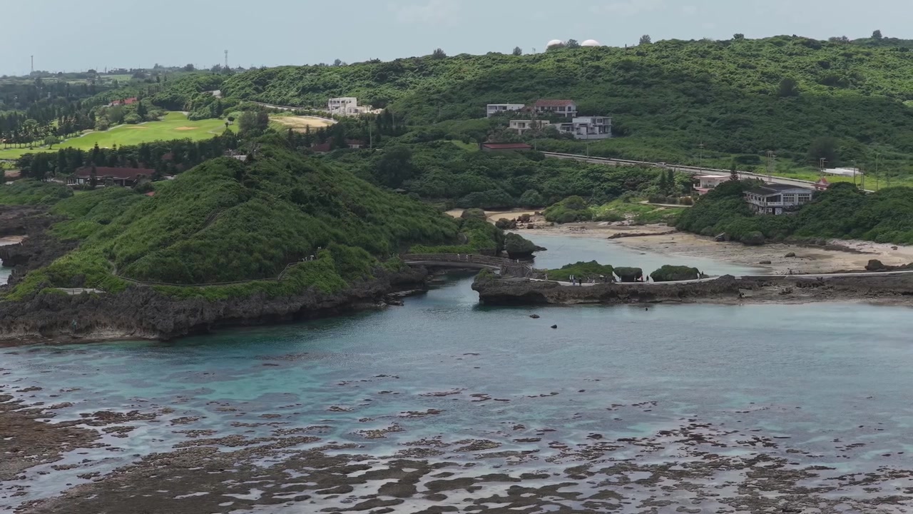 Riprese aeree orizzontali con carrello a sinistra e panoramica a destra sopra il Giardino Marino di Imgyaa, le Scogliere di Muiga e l'insenatura costiera riparata, Miyakojima, Okinawa, Giappone