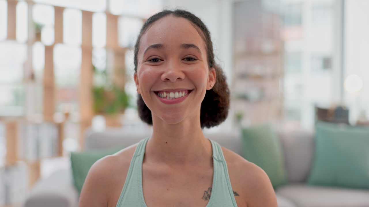 요가, 얼굴과 거실에서 행복한 여자