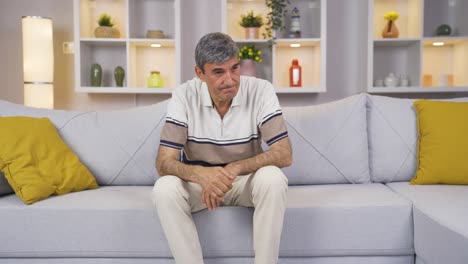 un anciano preocupado y nervioso.