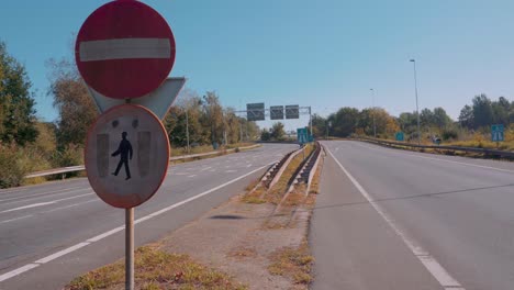 no hay peatones ni señales de entrada en la carretera vacía, fuera de la vista estática