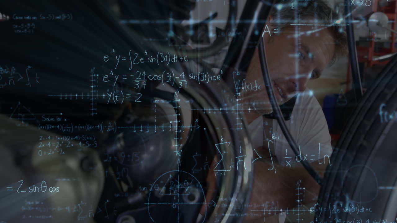 animazione di equazioni matematiche su un meccanico di motociclette maschio caucasico che parla sullo smartphone