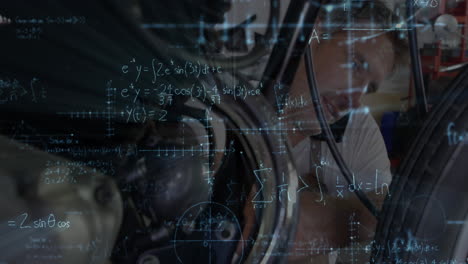 animación de ecuaciones matemáticas sobre un mecánico de motos caucásico hablando en su teléfono inteligente