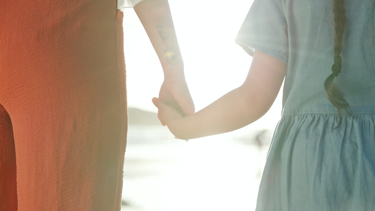 해가 지면 엄마와 딸이 손을 잡고