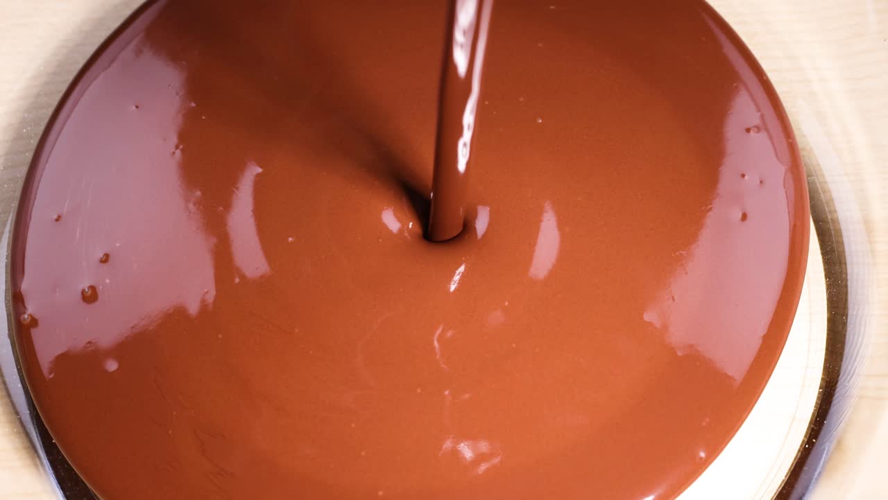 chocolate liso que se vierte sobre una superficie