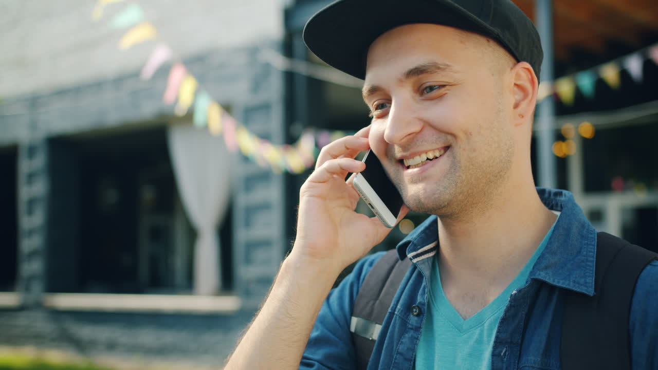 야외에서 전화 통화하는 남자