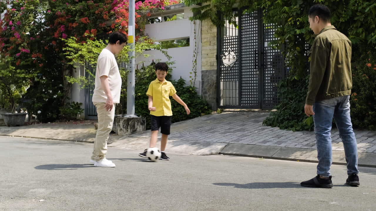 아시아 남자 들 과 소년 들 이 야외 에서 재미 를 느끼고 있다