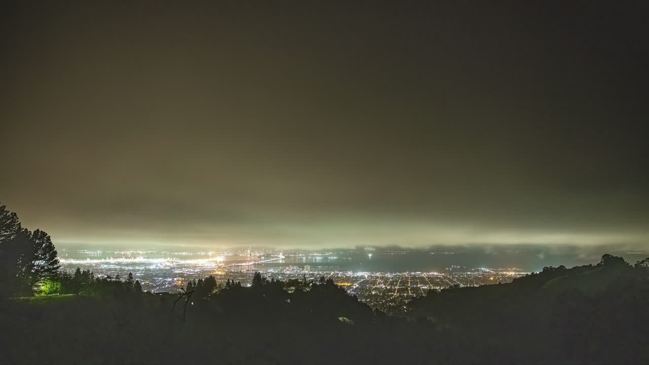 샌프란시스코 오클랜드 베이 브릿지 (oakland bay bridge) 를 가로질러 밤에 촬영된 타임스.