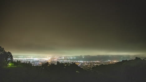 timelapse filmado sobre san francisco junto al puente de la bahía de oakland en san francisco, estados unidos por la noche