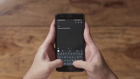 manos masculinas escribiendo mensajes de texto en el teléfono inteligente de pantalla táctil, primer plano en el teléfono celular